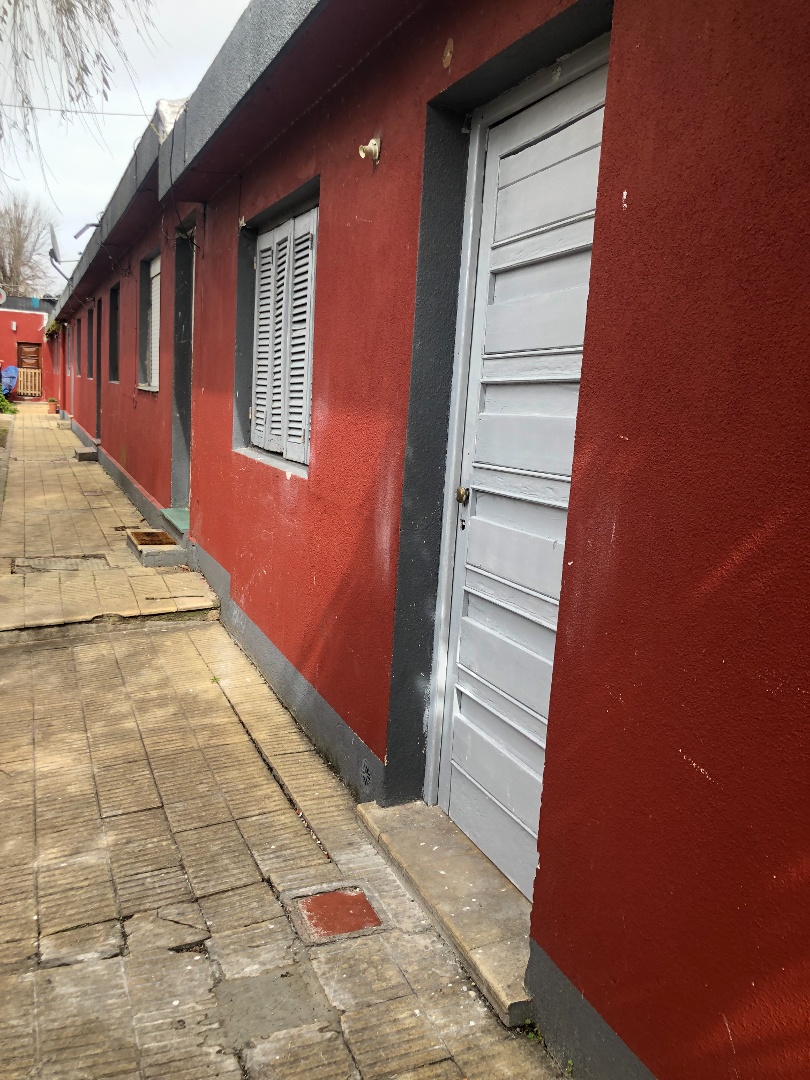 Apto de 1 dormitorio . Rambla Euskalerria 3780. Gastos de agua ,saneamiento e impuestos incluidos.- Proximo Av. Italia y Comercio