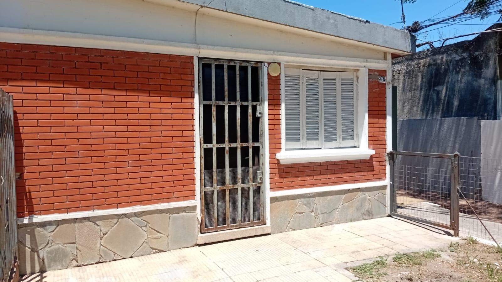 Apto de 1 dormitorio . Rambla Euskalerria 3780. Gastos de agua ,saneamiento e impuestos incluidos.- Proximo Av. Italia y Comercio