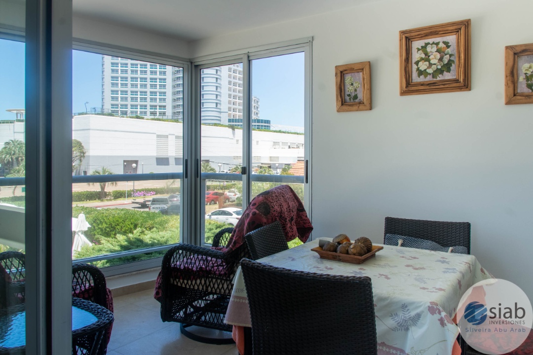 PUNTA DEL ESTE, 3 DORMITORIOS, 2 BAÑOS, TERRAZA CON PARRILLERO , PISCINA, GARAGE.